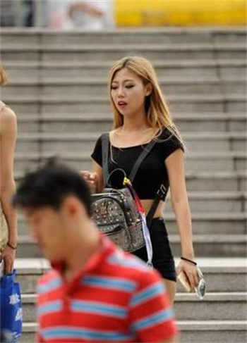 把我摁在教室课桌上做