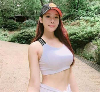漂亮的瑜伽教练木鱼