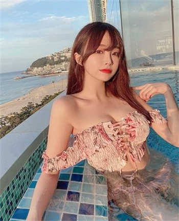 瑜伽劈叉图片