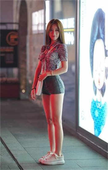 我玩了小区的漂亮邻居