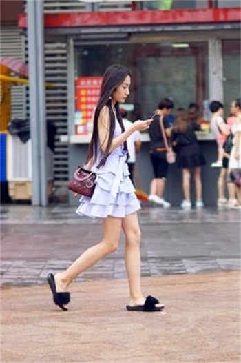 女排裤子勒出褶皱